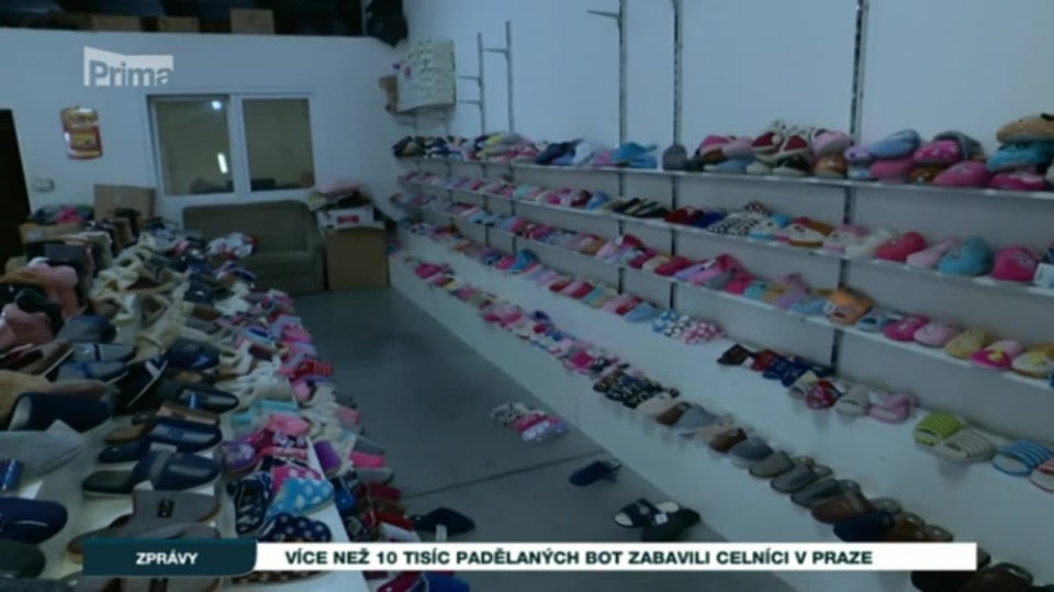 24. 8. 2017 ZPRÁVY: Více než 10 tisíc padělaných bot zabavili celníci v Praze